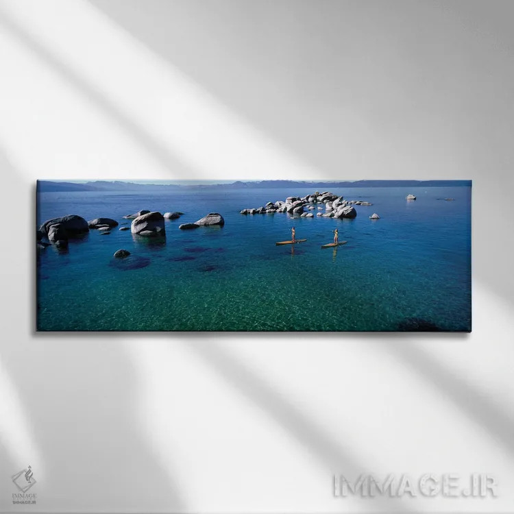 تابلو دکوراتیو دو زن در حال پدل برداری در دریاچه ۲، دریاچه تاهو، کالیف… اثر پانورامیک ایمجز - نمای روبهرو روی دیوار