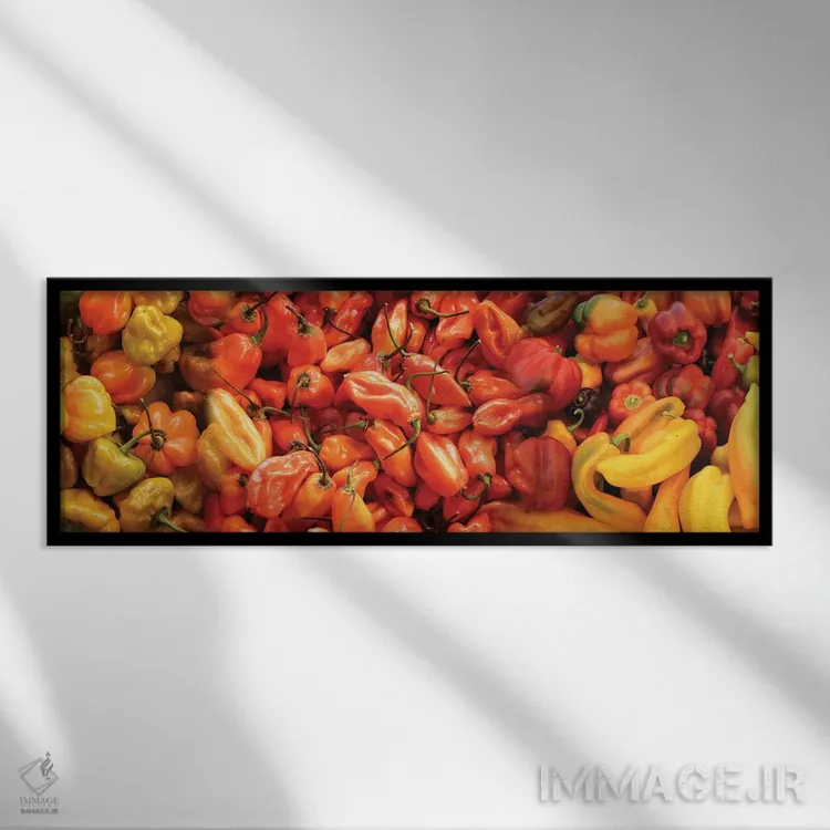 تابلو دکوراتیو "نمای نزدیک فلفل های مختلف برای فروش در بازار II" اثر پانورامیک ایمجز - نمای قابدار مشکی
