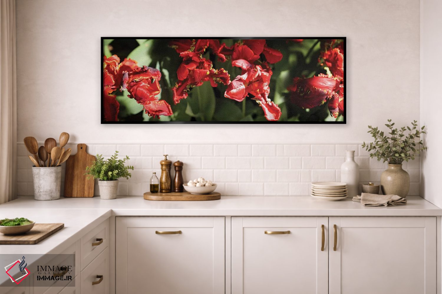 تابلو دکوراتیو گل های قرمز در حال شکوفه دادن روی گیاه نزدیک اثر پانورامیک ایمجز - D2B