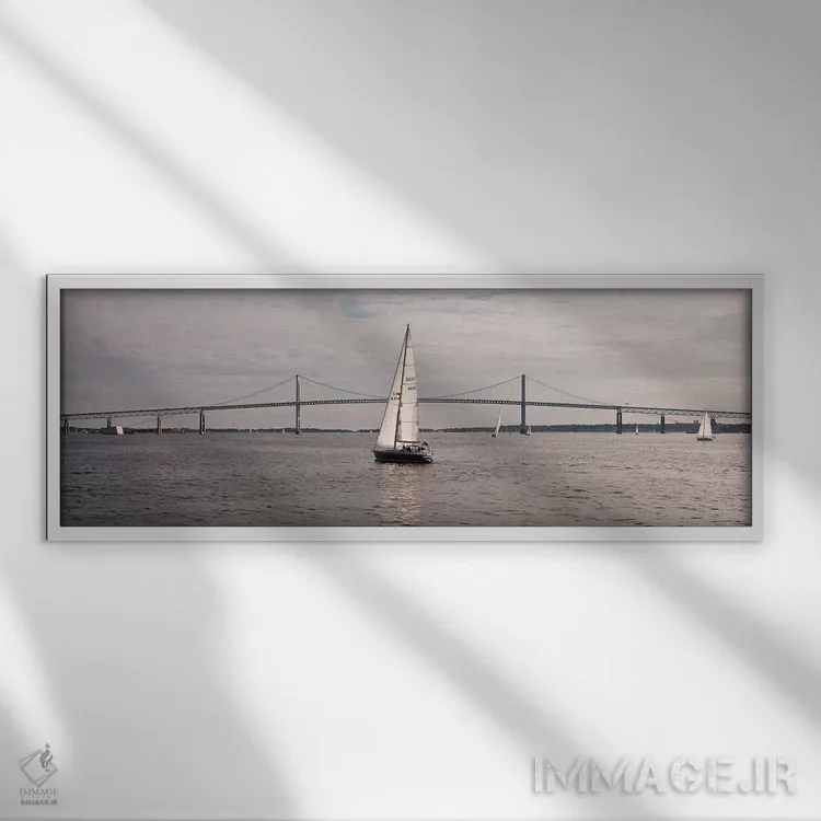 تابلو دکوراتیو قایق بادبانی گریفون سوآن 44 در حال رقابت در مسابقات قای… اثر پانورامیک ایمجز - نمای قابدار سفید