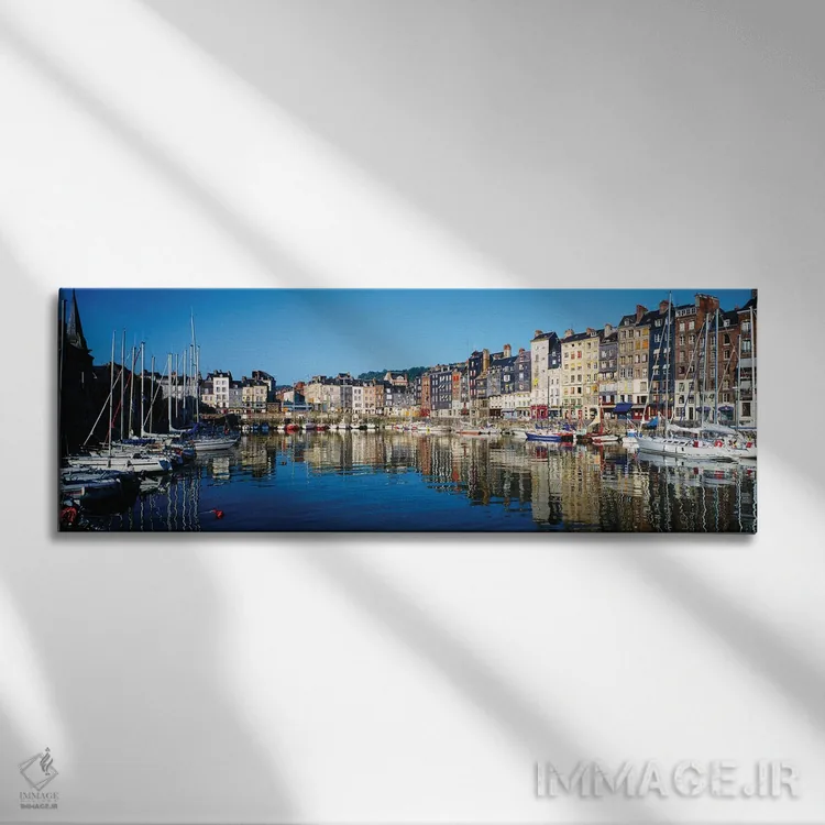 تابلو دکوراتیو "بازتاب ساختمان ها در آب، هونفلور، نرماندی، کالفادوس، ف… اثر پانورامیک ایمجز - نمای روبهرو روی دیوار