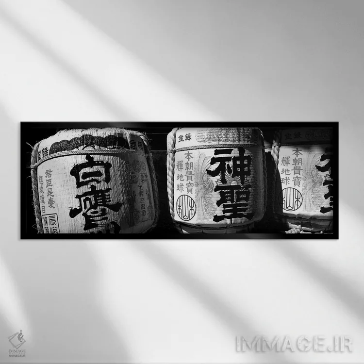 تابلو دکوراتیو "نمای نزدیک از سه بشکه ساکه وقف شده، معبد ایماجیا، منطق… اثر پانورامیک ایمجز - نمای قابدار مشکی
