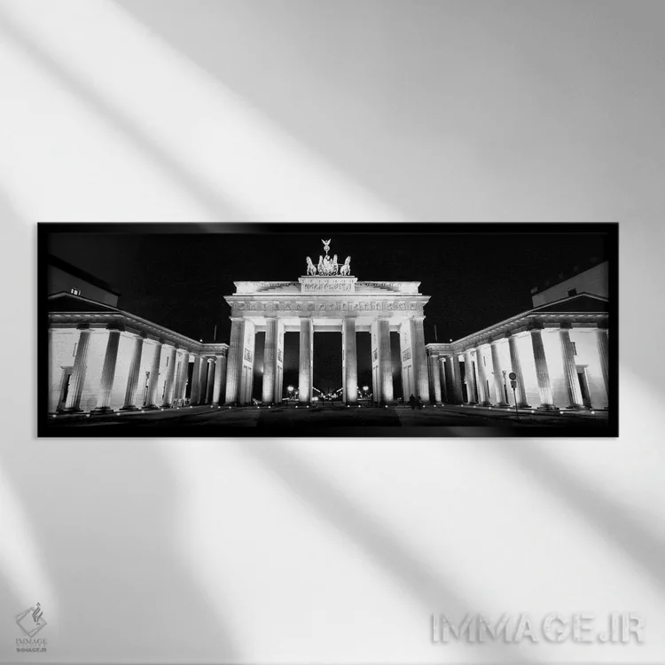 تابلو دکوراتیو "نمای زاویه پایین از دروازه ای که شب ها روشن است، درواز… اثر پانورامیک ایمجز - نمای قابدار مشکی