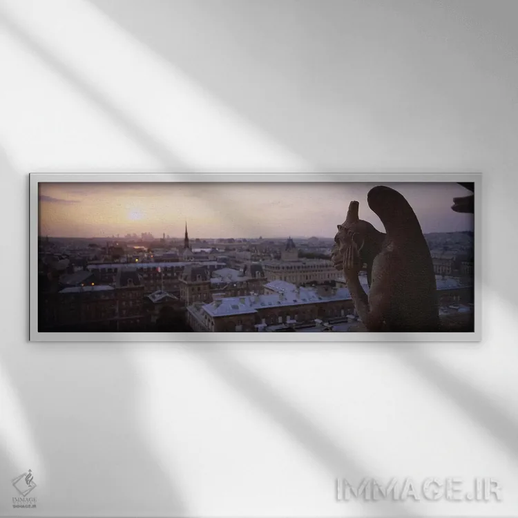 تابلو دکوراتیو مجسمه کیمرا با نمای شهری در پس زمینه، گالری د کیمر، نوت… اثر پانورامیک ایمجز - نمای قابدار سفید