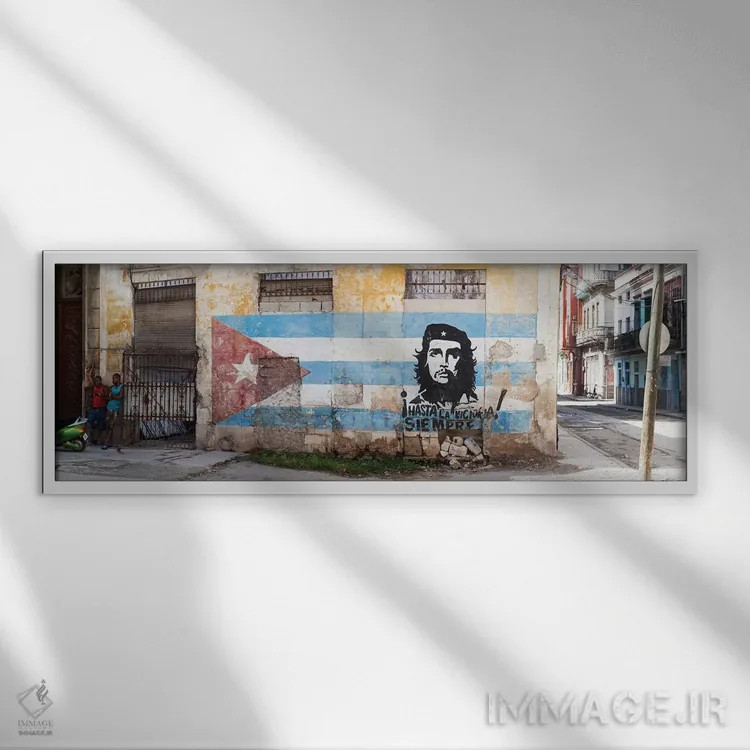 تابلو دکوراتیو Havana, Cuba" - "مقصد دیواری چگوارا روی پرچم کوبا، هاوا… اثر پانورامیک ایمجز - نمای قابدار سفید