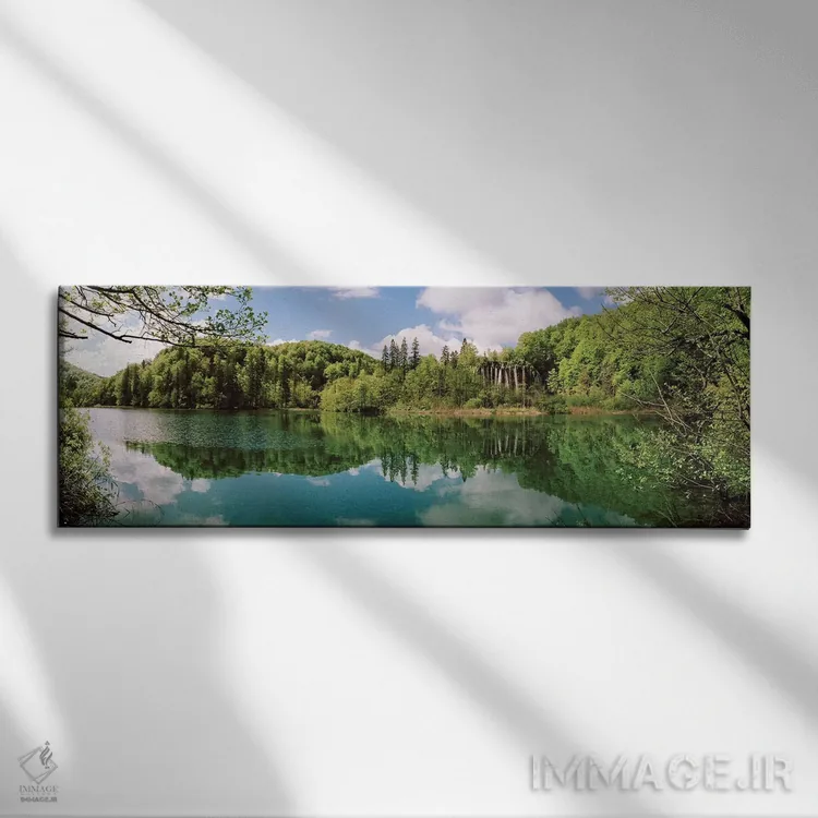 تابلو دکوراتیو انعکاس درختان و ابرها روی آب، پارک ملی دریاچه های پلیتو… اثر پانورامیک ایمجز - نمای روبهرو روی دیوار