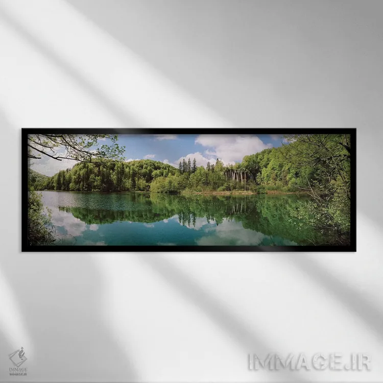 تابلو دکوراتیو انعکاس درختان و ابرها روی آب، پارک ملی دریاچه های پلیتو… اثر پانورامیک ایمجز - نمای قابدار مشکی