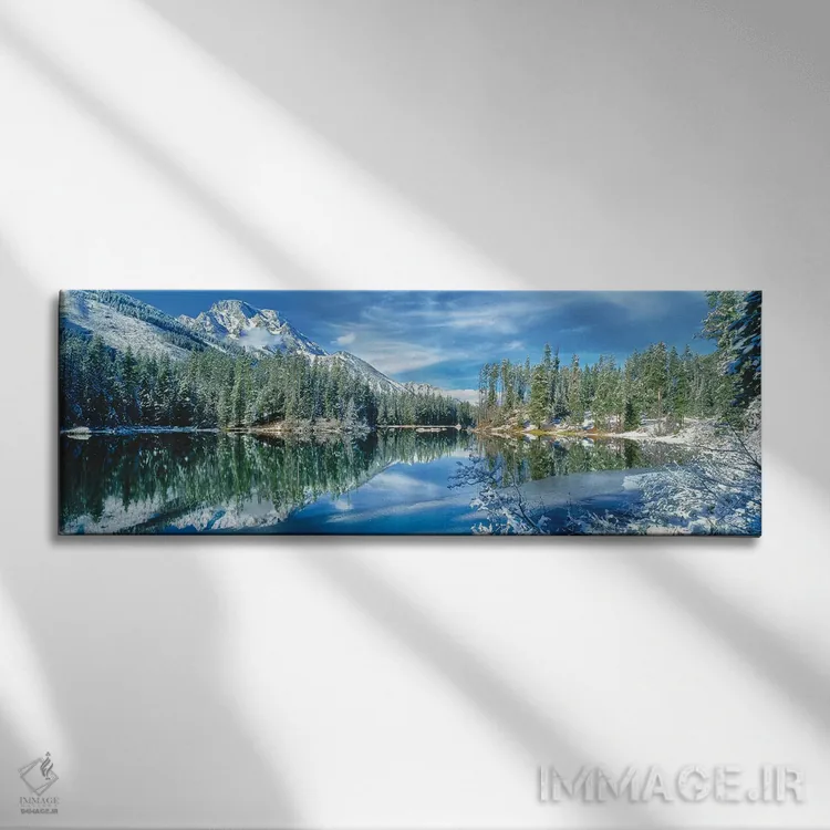 تابلو دکوراتیو کوه و درختان پوشیده از برف که در دریاچه منعکس شده اند… اثر پانورامیک ایمجز - نمای روبهرو روی دیوار
