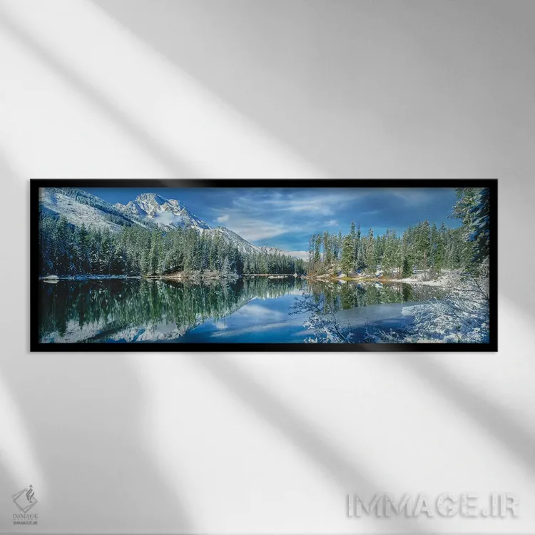 تابلو دکوراتیو کوه و درختان پوشیده از برف که در دریاچه منعکس شده اند… اثر پانورامیک ایمجز - نمای قابدار مشکی