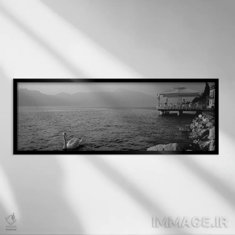 تابلو دکوراتیو گردشگر روی ایوان، دریاچه گاردای ایتالیا، تورری دل بناکو اثر پانورامیک ایمجز - نمای قابدار مشکی