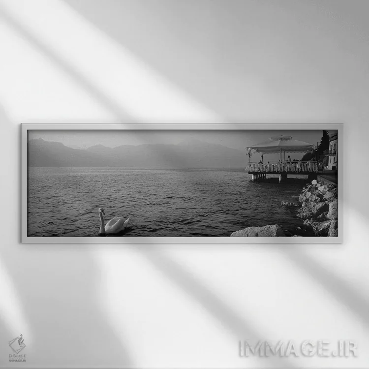 تابلو دکوراتیو گردشگر روی ایوان، دریاچه گاردای ایتالیا، تورری دل بناکو اثر پانورامیک ایمجز - نمای قابدار سفید