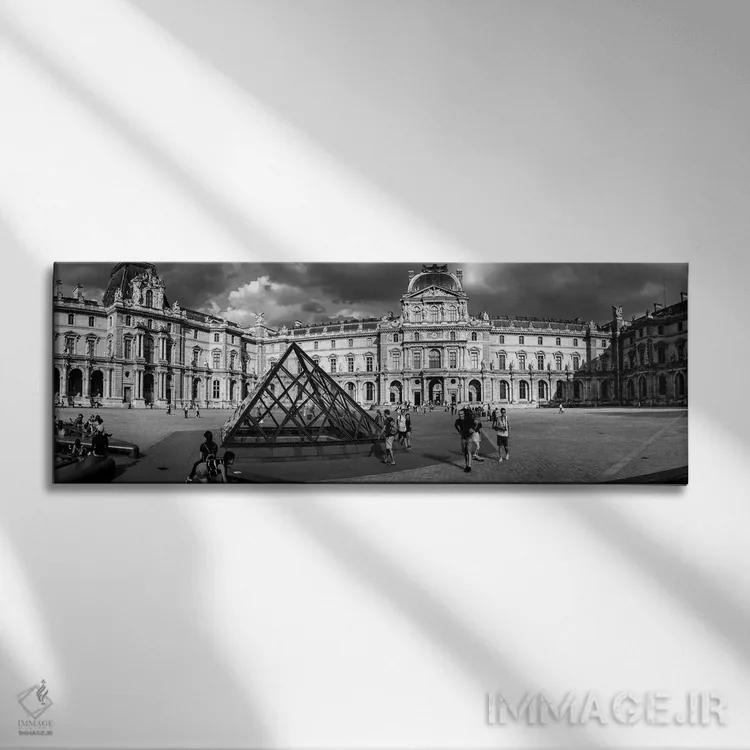 تابلو دکوراتیو گردشگران نزدیک هرم شیشه ای در موزه لوور، پاریس، فرانسه اثر پانورامیک ایمجز - نمای روبهرو روی دیوار