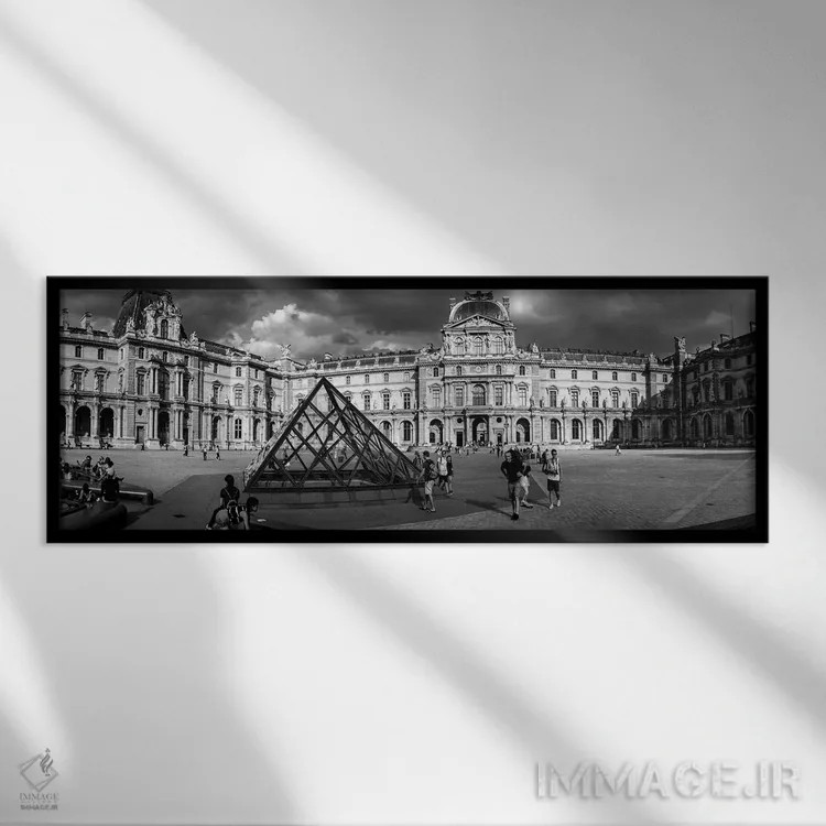 تابلو دکوراتیو گردشگران نزدیک هرم شیشه ای در موزه لوور، پاریس، فرانسه اثر پانورامیک ایمجز - نمای قابدار مشکی