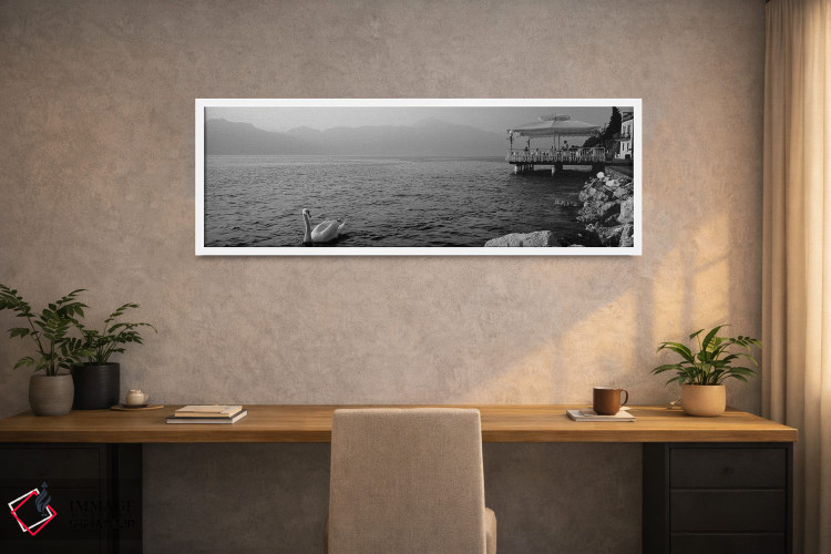 تابلو دکوراتیو گردشگر روی ایوان، دریاچه گاردای ایتالیا، تورری دل بناکو اثر پانورامیک ایمجز - D1W