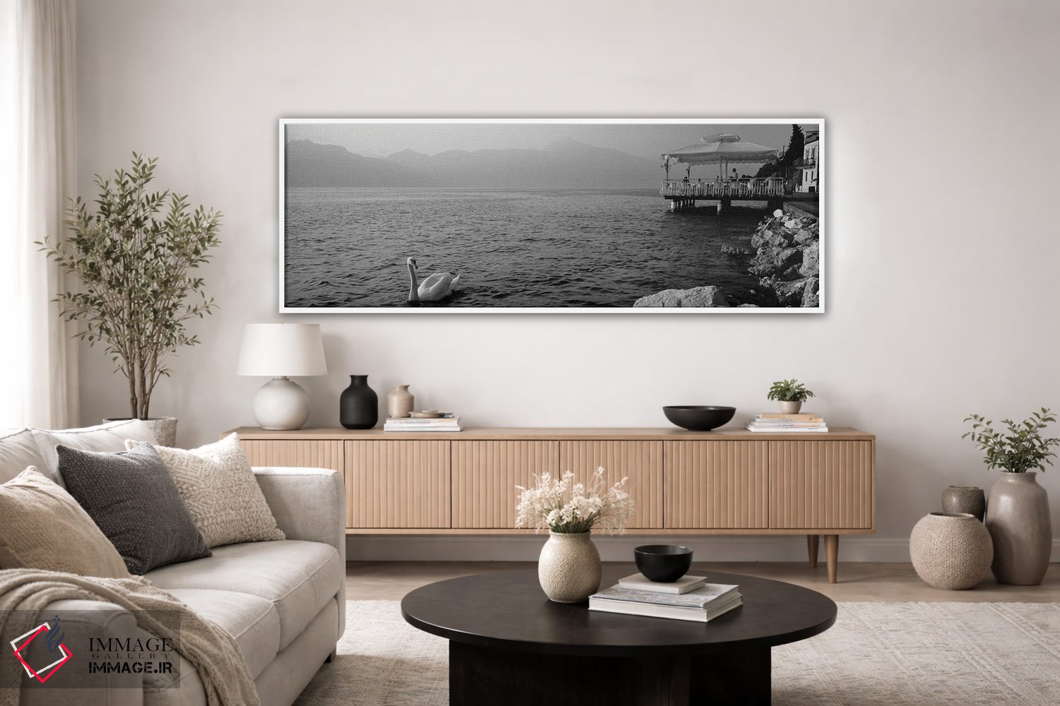 تابلو دکوراتیو گردشگر روی ایوان، دریاچه گاردای ایتالیا، تورری دل بناکو اثر پانورامیک ایمجز - D3W