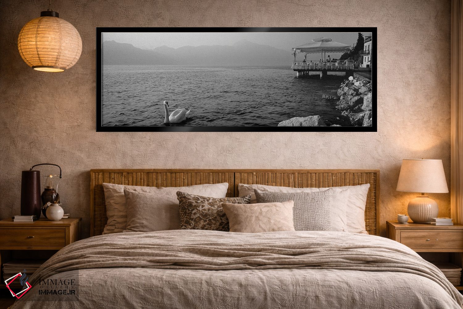 تابلو دکوراتیو گردشگر روی ایوان، دریاچه گاردای ایتالیا، تورری دل بناکو اثر پانورامیک ایمجز - D4B