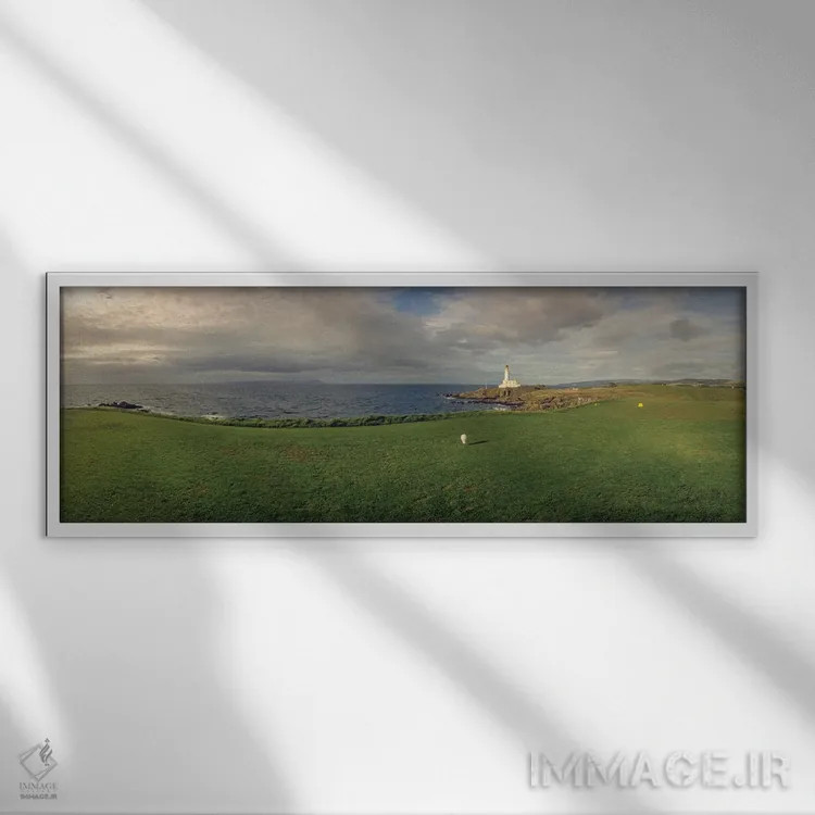 تابلو دکوراتیو زمین گلف با فانوس دریایی در پس زمینه، ترن بری، آیرشر جن… اثر پانورامیک ایمجز - نمای قابدار سفید