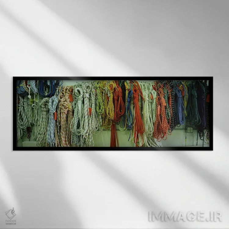 تابلو دکوراتیو طناب های بافته شده رنگارنگ برای قایق رانی در فروشگاه اثر پانورامیک ایمجز - نمای قابدار مشکی