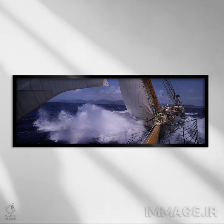 تابلو دکوراتیو قایق تفریحی در حال شکافتن دریا اثر پانورامیک ایمجز - نمای قابدار مشکی