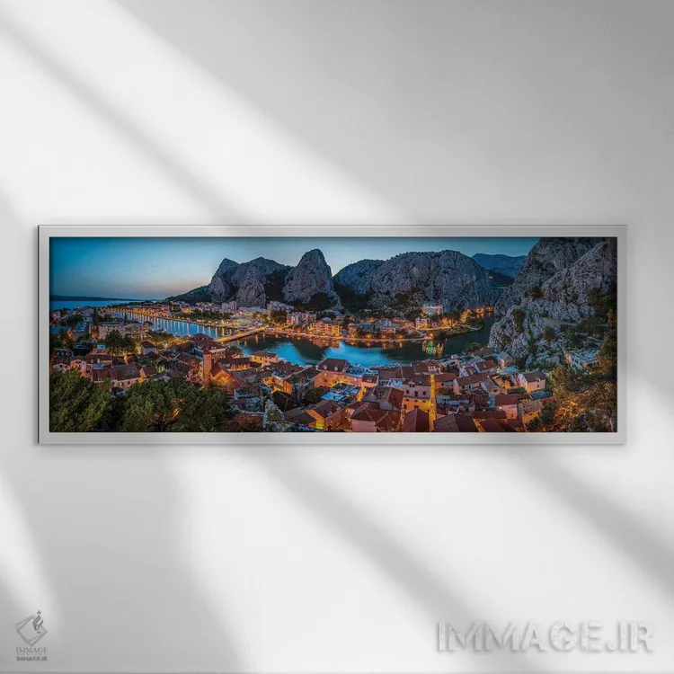 تابلو دکوراتیو منظره هوایی از اومیش و تنگه رود چتینا در عصر، دالماسی کرواسی اثر پل رومر - نمای قابدار سفید