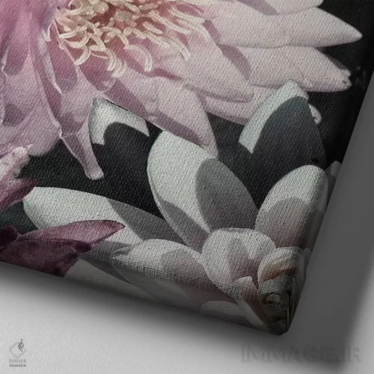 تابلو دکوراتیو گل های آلو اثر کتی منسفیلد - نمای نزدیک بافت بوم