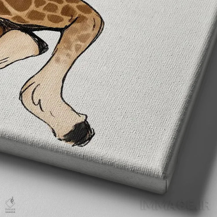 تابلو دکوراتیو زرافه نوزاد با تاج گل اثر کیتی برایانت - نمای نزدیک بافت بوم