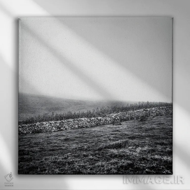 تابلو دکوراتیو خانه ای در مه اثر کریم کارلا - نمای روبهرو روی دیوار