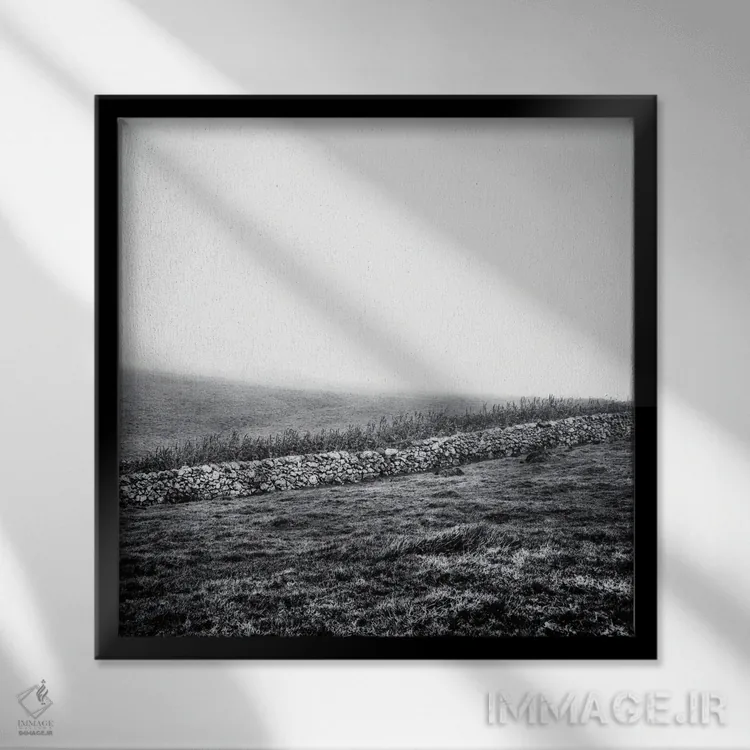 تابلو دکوراتیو خانه ای در مه اثر کریم کارلا - نمای قابدار مشکی