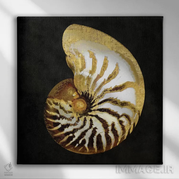 تابلو دکوراتیو گوهرهای طلایی اقیانوس II اثر کارولین کلی - نمای روبهرو روی دیوار