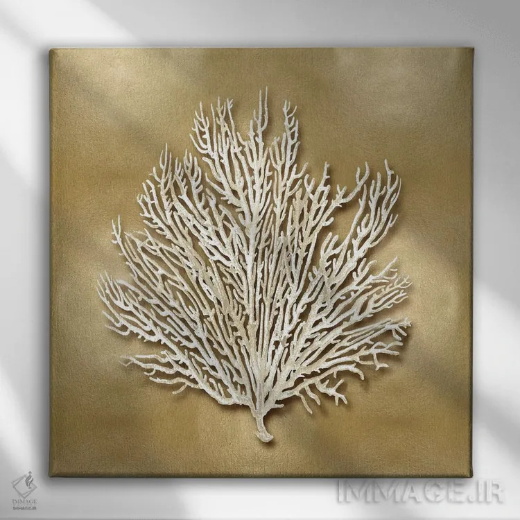 تابلو دکوراتیو فن دریایی روی زمینه طلایی I اثر کارولین کلی - نمای روبهرو روی دیوار