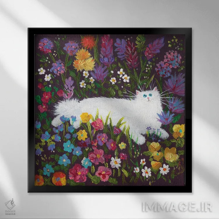 تابلو دکوراتیو گربه سفید در میان گل ها اثر کیم هاسکینز - نمای قابدار مشکی