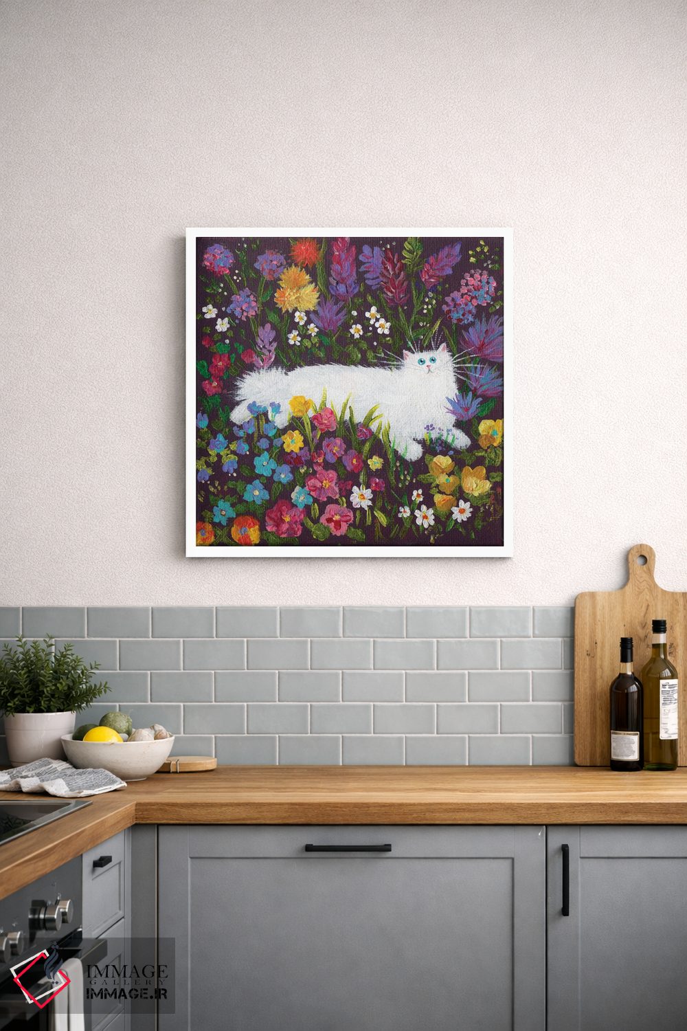 تابلو دکوراتیو گربه سفید در میان گل ها اثر کیم هاسکینز - D4W