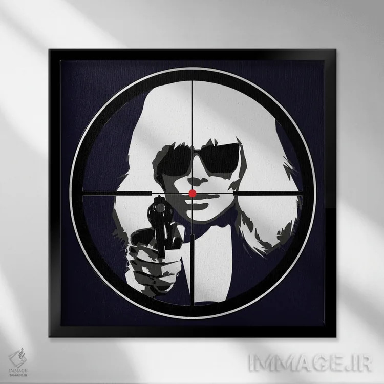 تابلو دکوراتیو بلوند اتمی در مقابل اسلحه اثر کاترینا بورتسووا - نمای قابدار مشکی