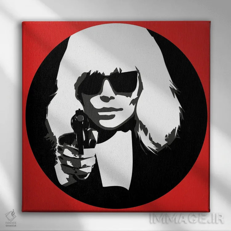 تابلو دکوراتیو بلوند اتمی در مقابل اسلحه اثر کاترینا بورتسووا - نمای روبهرو روی دیوار