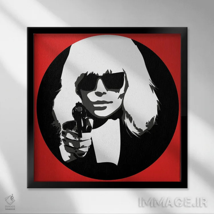 تابلو دکوراتیو بلوند اتمی در مقابل اسلحه اثر کاترینا بورتسووا - نمای قابدار مشکی