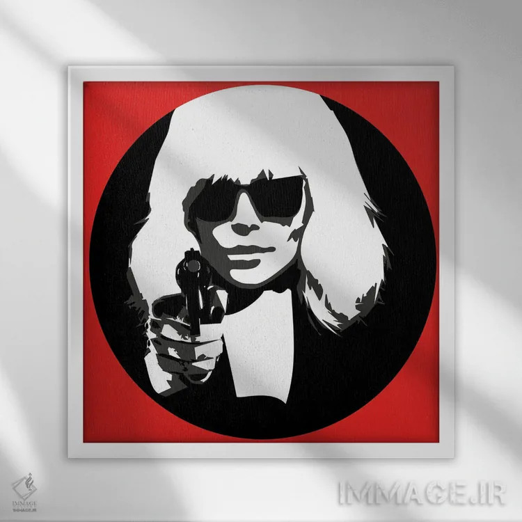 تابلو دکوراتیو بلوند اتمی در مقابل اسلحه اثر کاترینا بورتسووا - نمای قابدار سفید