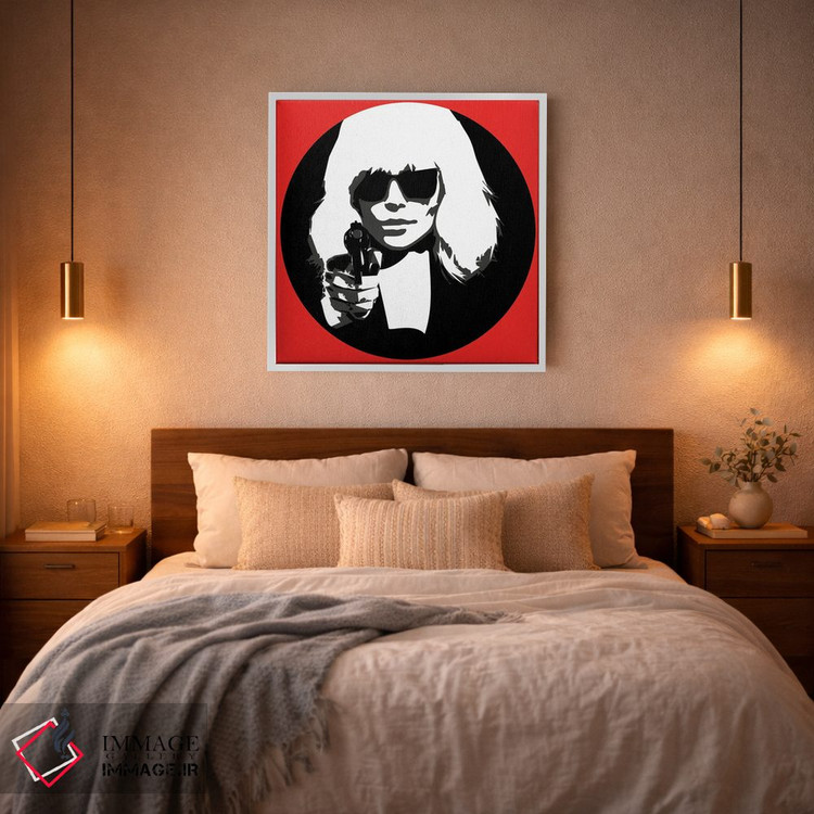 تابلو دکوراتیو بلوند اتمی در مقابل اسلحه اثر کاترینا بورتسووا - D2W