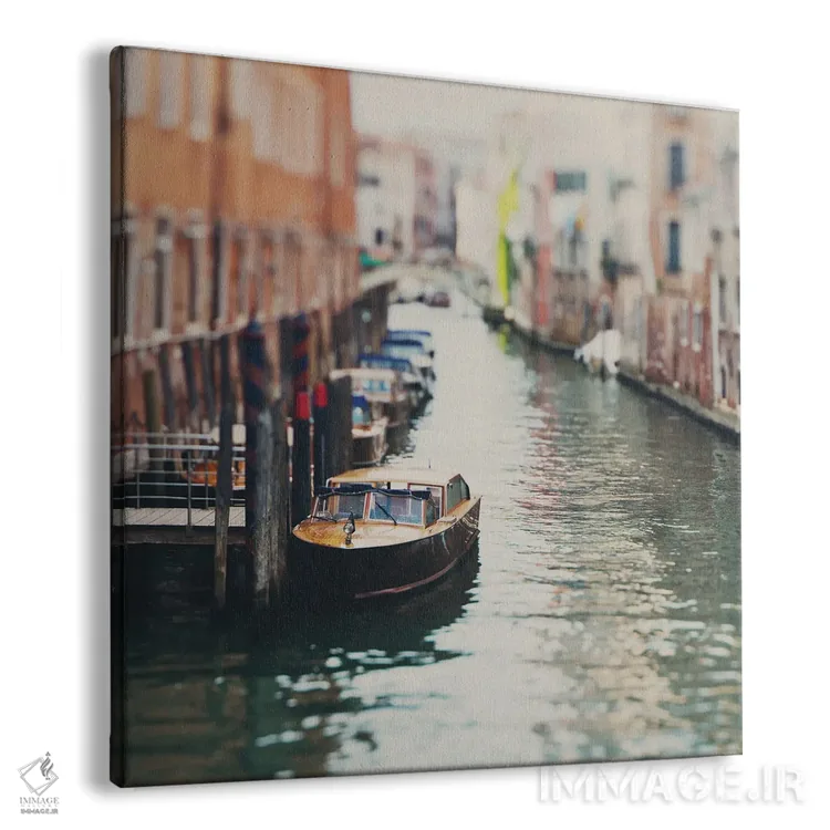 تابلو دکوراتیو قایقی مهار شده در کانال ونیز اثر لورا ایوانز - نمای پرسپکتیو محصول