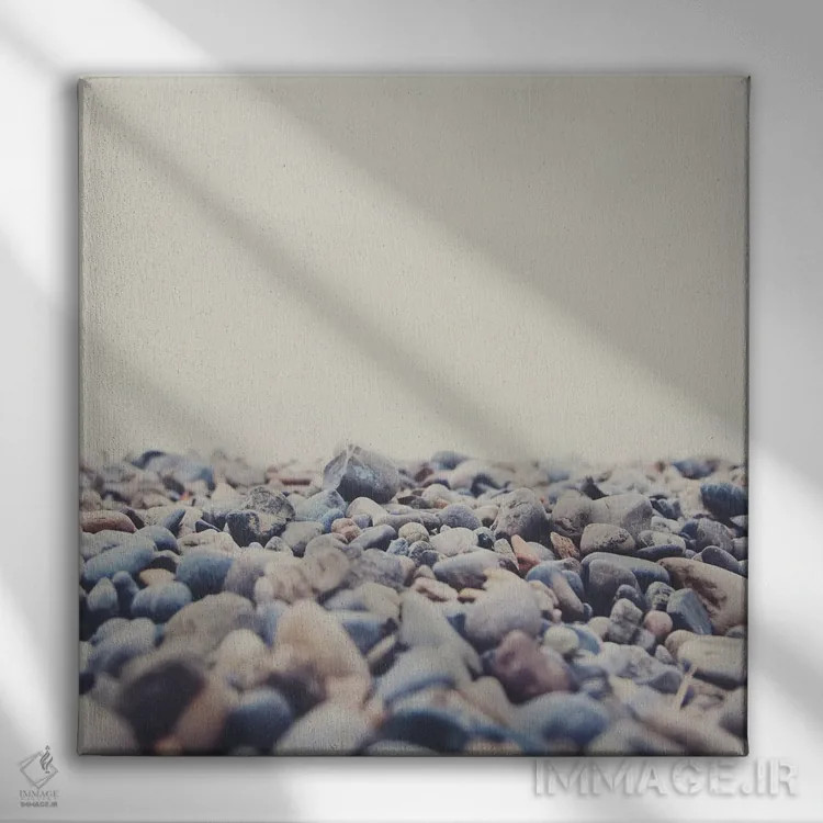 تابلو دکوراتیو سنگ ریزه های ساحل دریاچه کنستانس اثر لورا ایوانز - نمای روبهرو روی دیوار