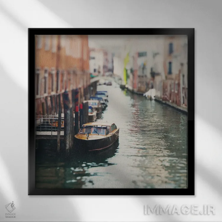 تابلو دکوراتیو قایقی مهار شده در کانال ونیز اثر لورا ایوانز - نمای قابدار مشکی