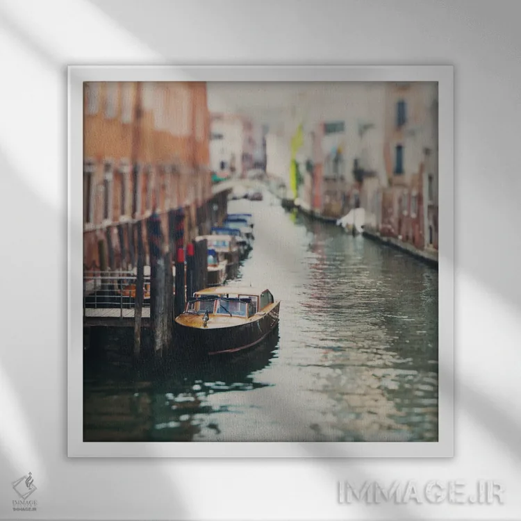 تابلو دکوراتیو قایقی مهار شده در کانال ونیز اثر لورا ایوانز - نمای قابدار سفید