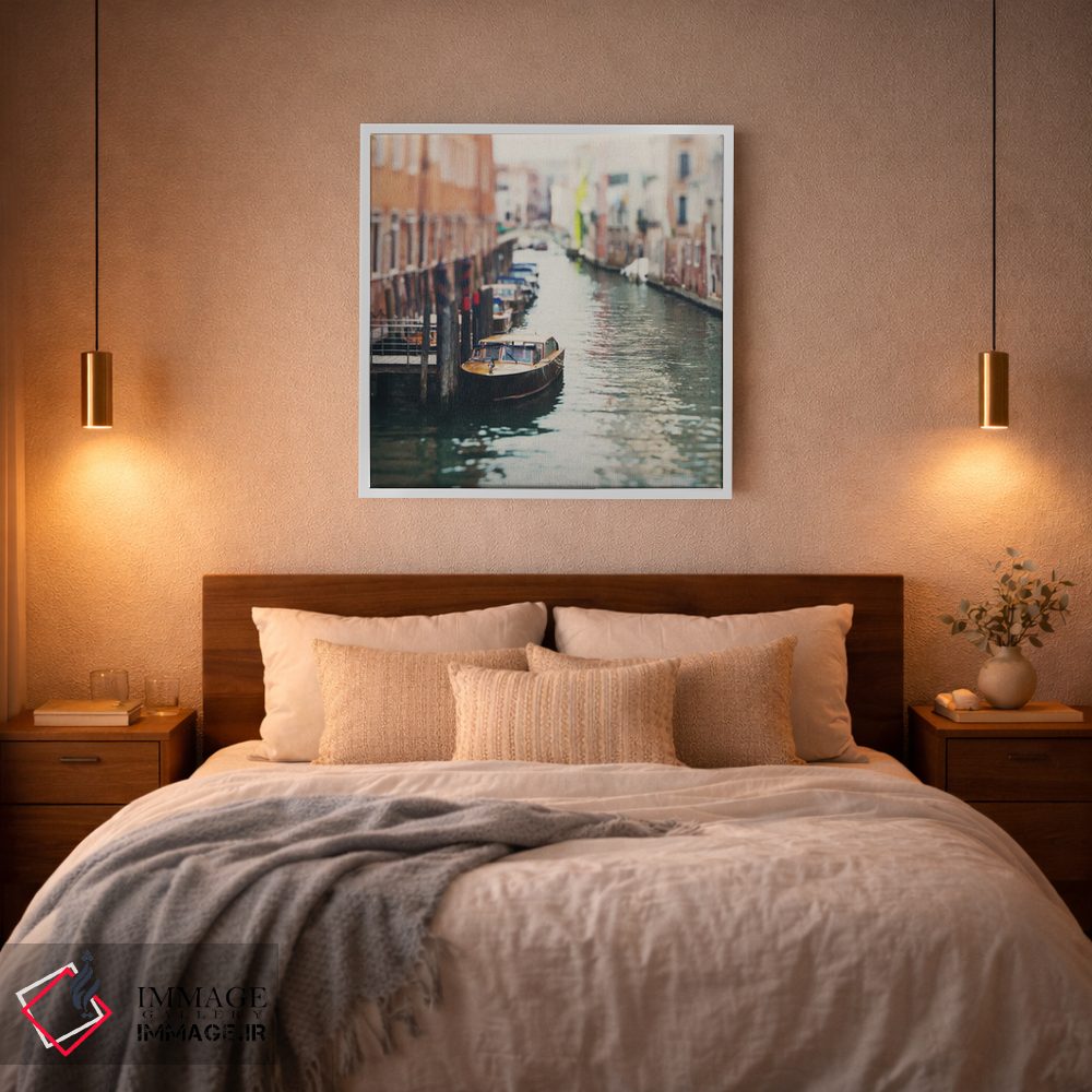 تابلو دکوراتیو قایقی مهار شده در کانال ونیز اثر لورا ایوانز - D3W