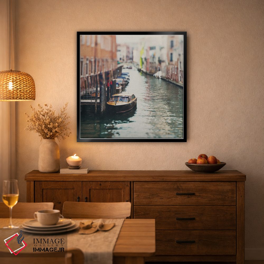 تابلو دکوراتیو قایقی مهار شده در کانال ونیز اثر لورا ایوانز - D6B