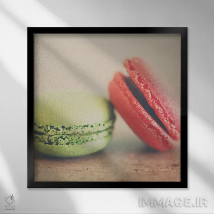 تابلو دکوراتیو پسته و توت فرنگی اثر لورا ایوانز - نمای قابدار مشکی