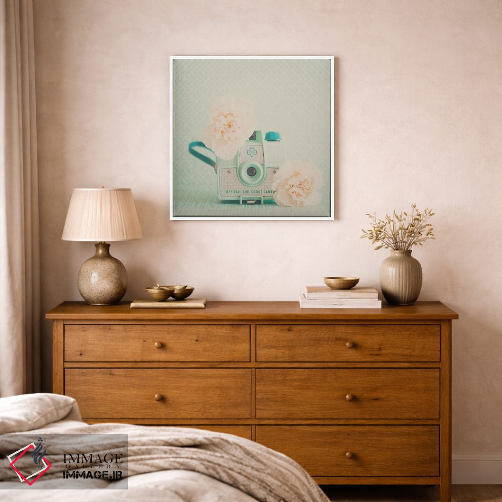 تابلو دکوراتیو گل های هلو و دوربین سبز نعنایی اثر لورا ایوانز - D1W