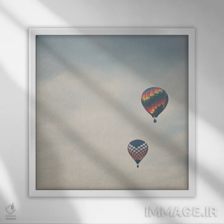 تابلو دکوراتیو یک جفت بالن هوای گرم اثر لورا ایوانز - نمای قابدار سفید