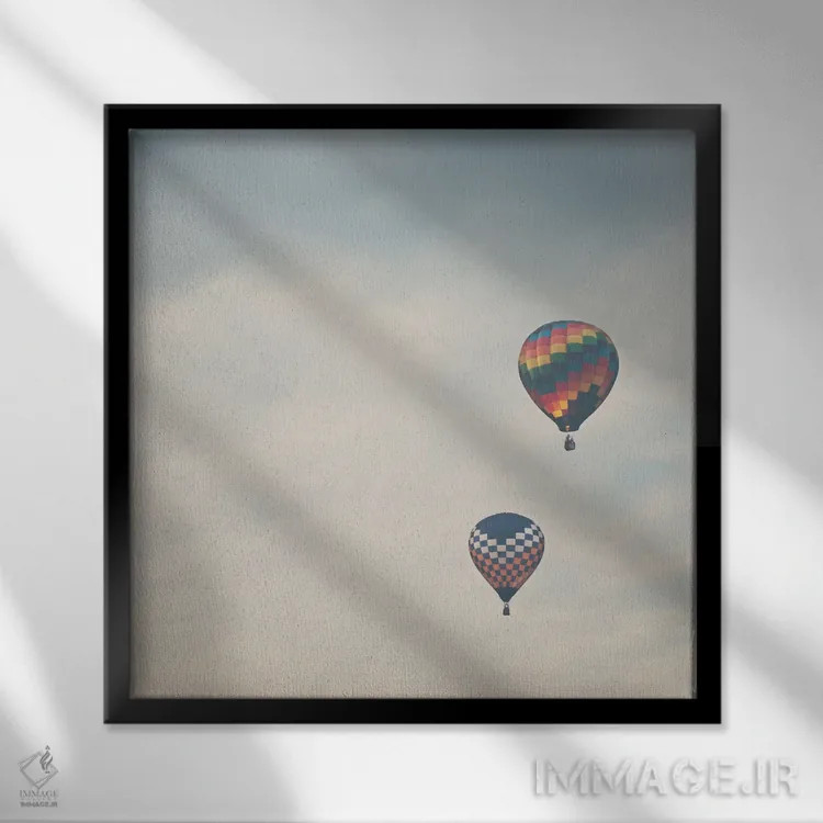تابلو دکوراتیو یک جفت بالن هوای گرم اثر لورا ایوانز - نمای قابدار مشکی