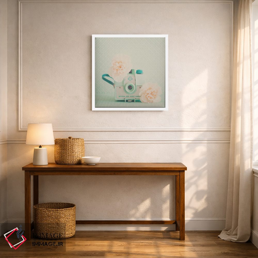 تابلو دکوراتیو گل های هلو و دوربین سبز نعنایی اثر لورا ایوانز - D5W