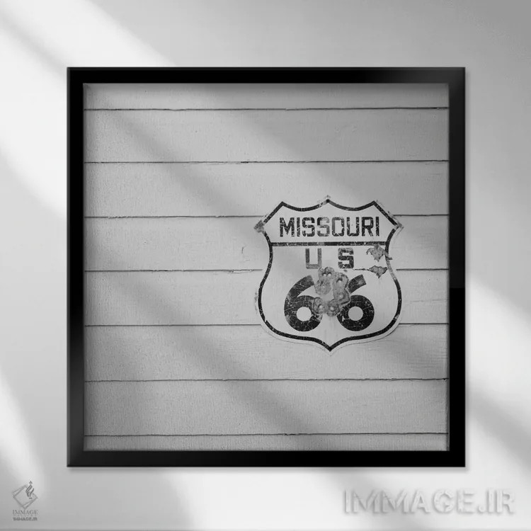 تابلو دکوراتیو چاپ جاده ۶۶ سیاه و سفید اثر لورا ایوانز - نمای قابدار مشکی