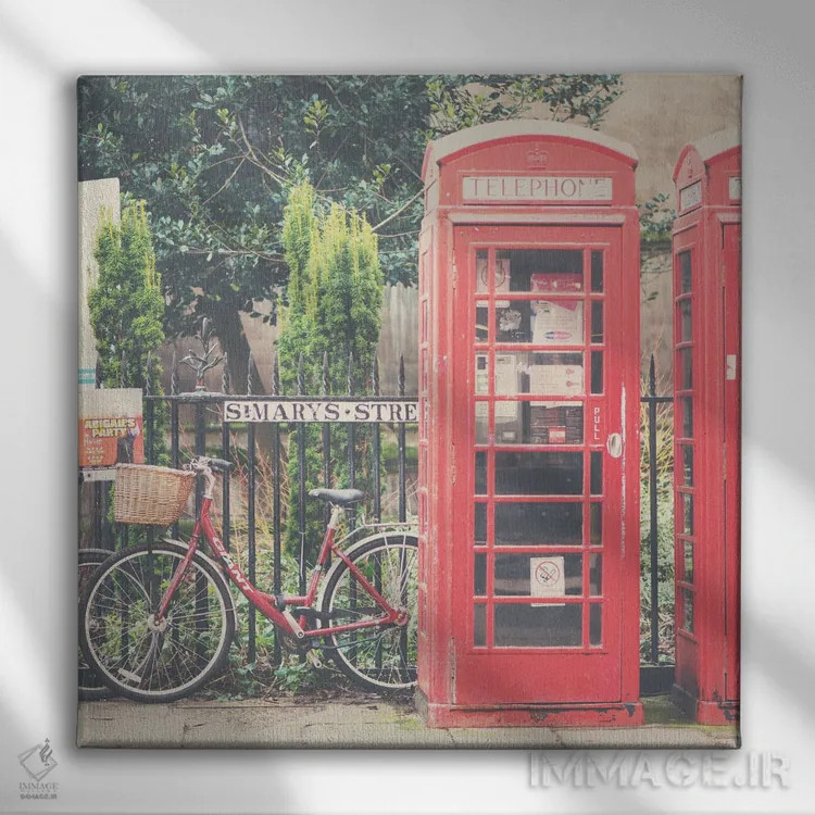 تابلو دکوراتیو یک دوچرخه قرمز و باجه های تلفن اثر لورا ایوانز - نمای روبهرو روی دیوار